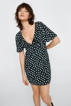 Rückenfreies gepunktetes Minikleid